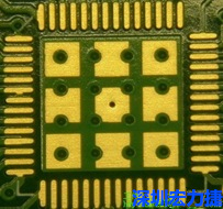 這個(gè)通孔的設(shè)計(jì)勉強(qiáng)可以接受，只剩下正中間一個(gè)通孔沒有塞孔，而且孔徑也變小了。