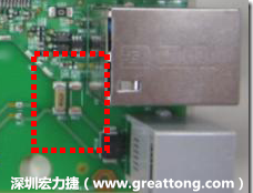 有人認為電容旁邊已經(jīng)有螺絲將電路板固定于機殼上了，不應該發(fā)生電路板彎曲的現(xiàn)象才對。