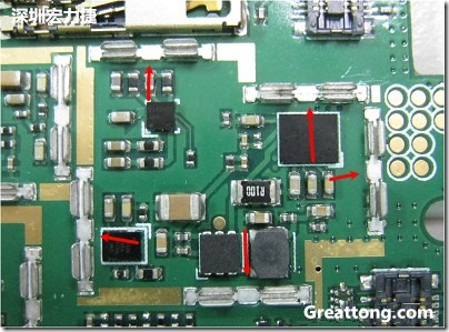圖中顯示一塊電路板使用這種屏蔽夾(shielding clip)的實(shí)例。基本上我們?cè)趶澖堑牡胤蕉荚O(shè)計(jì)擺放了一個(gè)屏蔽夾，這樣可以讓作業(yè)員比較方便安裝屏蔽罩(shielding can)時(shí)的對(duì)位準(zhǔn)確。然后在其他沒有屏蔽夾的地方也設(shè)計(jì)了一些接地的布線，一來(lái)可以稍微提升屏蔽罩的電磁隔絕能力，另一方面也可以為屏蔽夾無(wú)效時(shí)，馬上可以更改為屏蔽框，而無(wú)需要重新設(shè)計(jì)電路板。