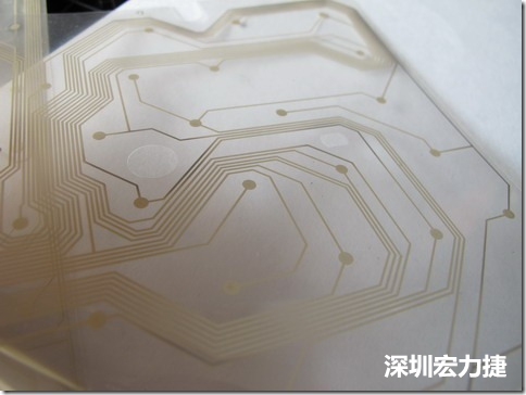 下面第二個圖則是另一片也有著按鍵線路的PTF，當上、下兩面PTF的按鍵結(jié)點互相接觸后就可以計算出是哪個按鍵被按下了。可是當按鍵沒有按下時，上下兩片PTF的線路則是分開的，所以上圖那片PTF的線路上面其實還另外覆蓋了另一層透明的PET作為絕緣層，只露出了需要在鍵盤按下時才會碰觸的接觸點，因為這些材質(zhì)使用的都是Polymer，所以才撐這樣的技術(shù)為Polydome(聚合簧片)。