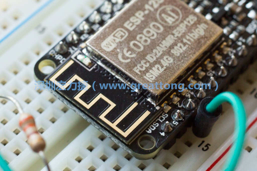 Adafruit Feather板上的無(wú)線電天線。