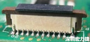 一開始的 connector 把 塑膠蓋子(cap) 塞到了 connector 的接觸彈片內(nèi)側(cè)。