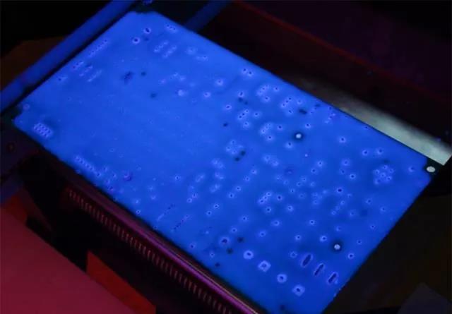 經(jīng)過涂覆工藝后的PCB，在紫光燈下的拍攝效果，原來coating也可以這么美！